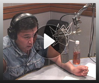 スギちゃんの初体験！ナレーション収録風景　いつものコーラではなく、お茶を片手にナレーションを収録したぜぇ～。ディレクターさんがビックリするくらいワイルドに録れたぜぇ～。